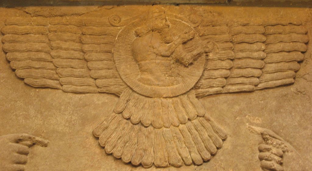 Wandrelief des Sonnengott Schamasch aus dem Palast in Nimrud, ca. 865-860 v. Chr. Augestellt im British Museum in London – Lizenz: gemeinfrei.