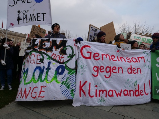 Zwischenkundgebung der FridaysForFuture Demonstration vor dem Kanzleramt am 25. Januar 2019 in Berlin, fotografiert von Leonhard Lenz – Lizenz: CC0 1.0/gemeinfrei.