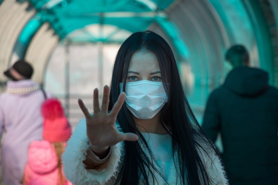 Coronavirus 2019–20 COVID-19 Girl in mask on the street. Stop pandemic and panic, fotografiert von vperemen – Lizenz: CC BY-SA 4.0.