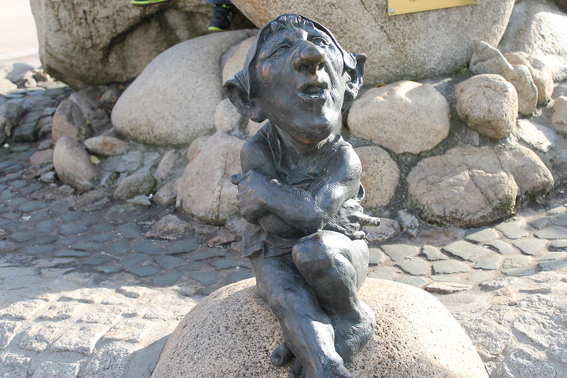 Michael Pfau. „Thale, Brunnen der Weisheit, Windzwerg Nordri“. Künstler: Jochen Müller, Quedlinburg. Jahr der Fertigstellung: 2004. Lizenz: CC BY-SA 2.0. 