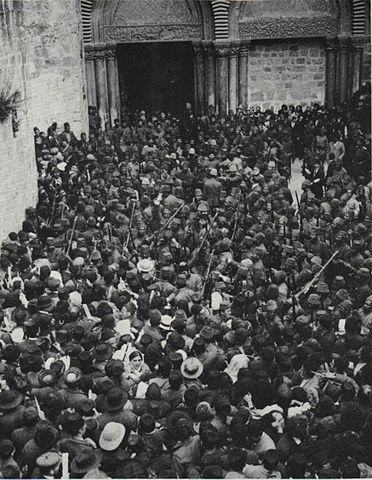 Warten auf das Heilige Feuer vor der Grabeskirche in Jerusalem, unbekannter Fotograf, 1905 - Lizenz: gemeinfrei