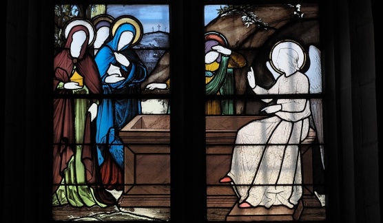 "Bleiglasfenster mit der Signatur: J. BESNARD 1880; Darstellung: Frauen am leeren Grab", fotografiert von GFreihalter. Lizenz: CC BY-SA 3.0.
