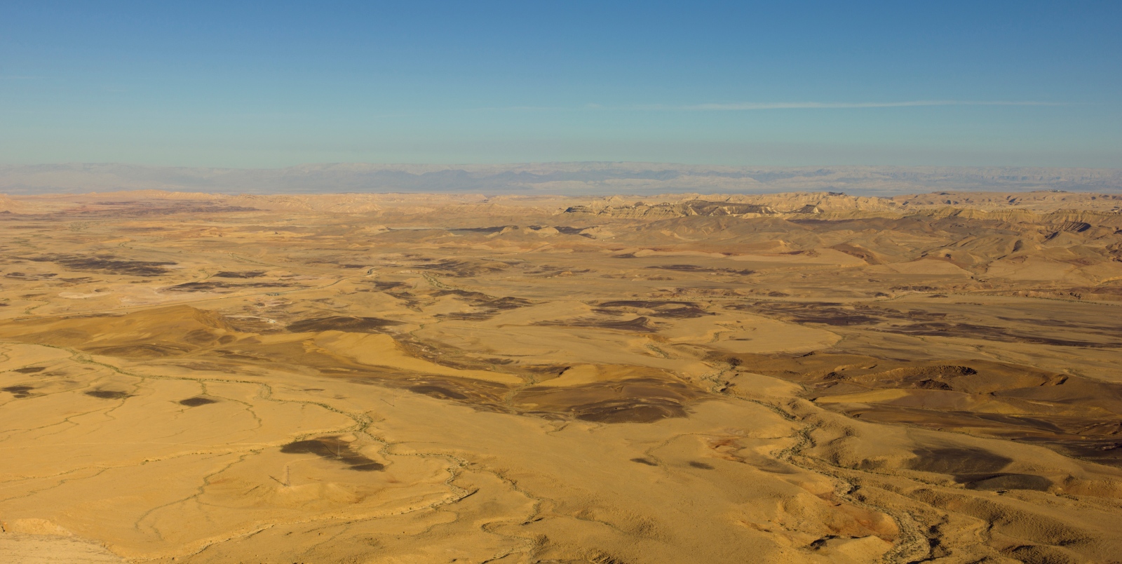 „Aerial view of Makhtesh Ramon (Hebrew: מכתש רמון), in the Negev Desert, Israel“, fotografiert von Andrew Shiva – Lizenz: CC BY-SA 4.0.