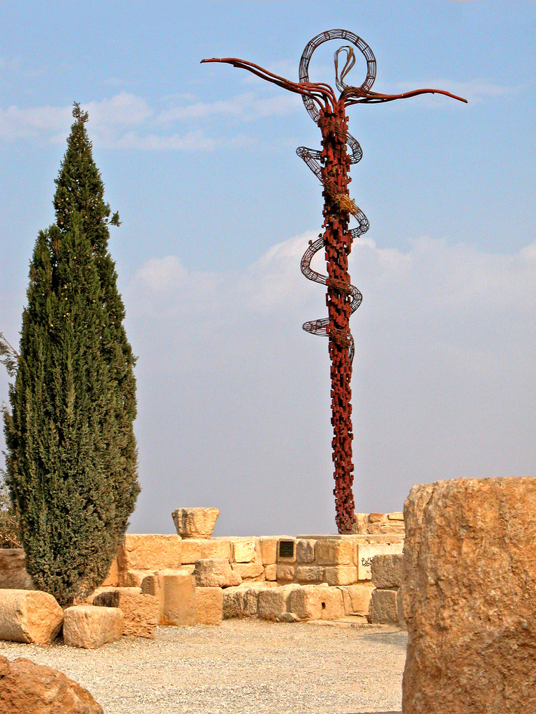 „Serpentine Cross“ auf dem Mount Nebo in Jordanien. Fotografiert von Dennis Jarvis. Lizenz: CC BY-SA 2.0.