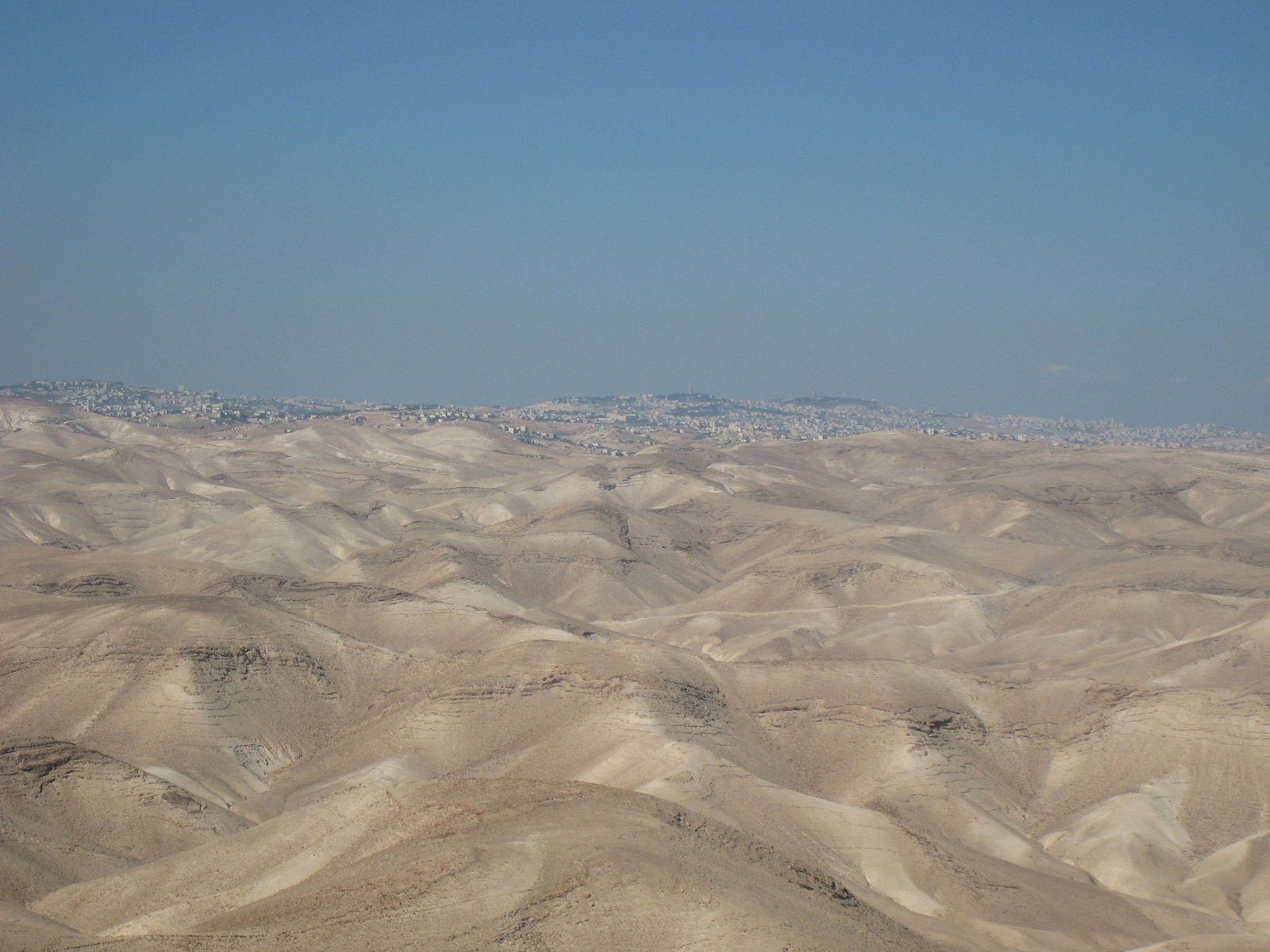 Blick von der judäischen Wüste auf Jerusalem, fotografiert von Chadica. Lizenz: CC BY 2.0.