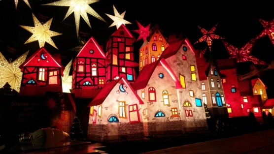 „ Weihnachten Advent Häuser Stern Dekoration“, von 1447441. Lizenz: Pixabay. 
