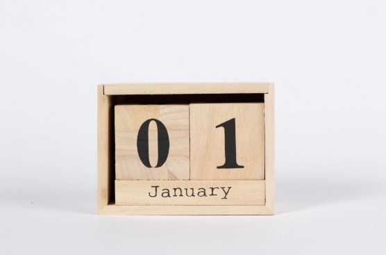 "Der Neujahrstag 1. Januar auf Kalender in Form einer Holzkiste", fotografiert von Marco Verch. Lizenz: CC-BY 2.0.