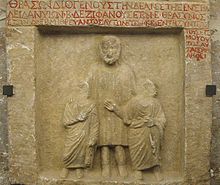 Grabstele: Zwei Knaben und ihr Paidagogos, Nikomedien ca. 120 v. Chr., gemeinfrei