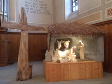 Krippe und Kreuz: Evangelische Kirche Niederuzwil/Schweiz (Photo: Christoph Baumann 2017)