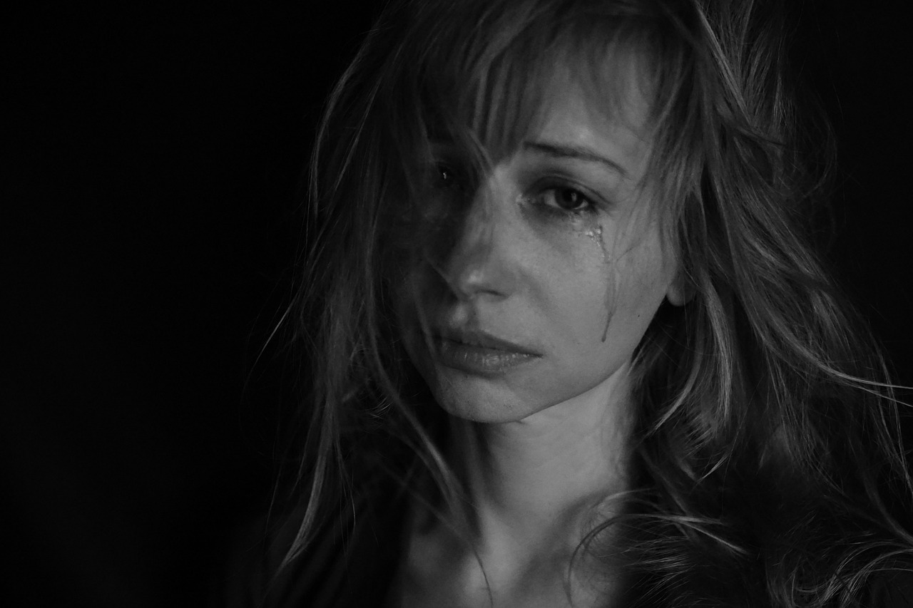 „Tränen, schreien, eine Träne, Schmerz, Ungerechtigkeit“, fotografiert von Victoria Borodinova – Lizenz: pixabay.
