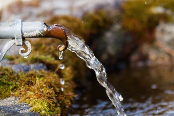 "Wasser", das Foto stammt von der Plattform pxhere. Lizenz: gemeinfrei.